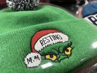 Bonnet 100% Acrylique Chaud et Doux avec Broderie Drôle du Visage du Grinch en Repos, Unisexe, Tendance pour Fêtes de Noël et Cadeaux d'Hiver