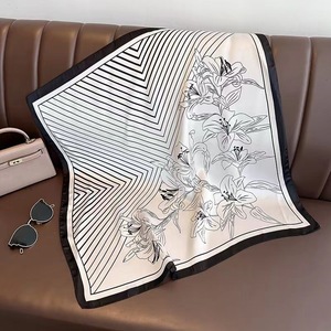 Maßgefertigter Roter Mehrfarbiger Abstrakter Baum Seidenschal 70cm Damen Satin Kopf- und Halstuch für Modebekleidung und Taschendekoration - Product Image 4