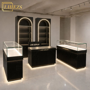 <span class=keywords><strong>Vitrine</strong></span> murale pour bijoux en <span class=keywords><strong>bois</strong></span> rainuré <span class=keywords><strong>noir</strong></span> personnalisée avec éclairage LED <span class=keywords><strong>et</strong></span> rangement verrouillable pour bijouterie - Product Image 1