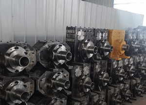 Têtes hydrauliques jaunes avec pistons bleus et flexibles noirs pour plateformes de forage – Niveau de sécurité élevé - Product Image 5
