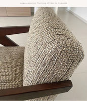 Charmante chaise longue rétro en tweed à cadre en bois offrant un confort supérieur dans les retraites et les coins du salon