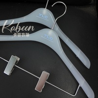 Robuste ABS-Kunststoff-Kleiderbügel mit Clips, Mindestbestellmenge 30 Stück, Individuelles Logo für Herren- und Damenbekleidungsgeschäfte, Kleiderpräsentation