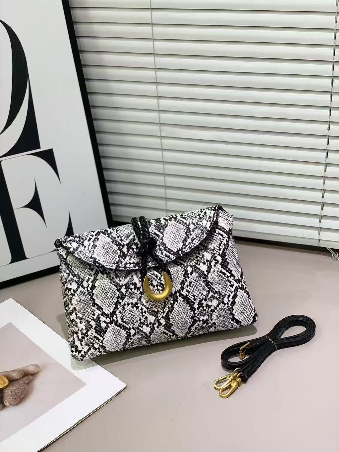 Motif serpent blanc