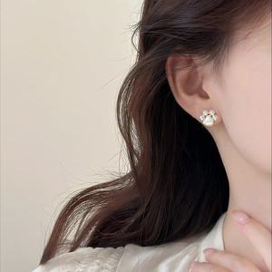 Boucles d'oreilles clous Yili vintage tendance en argent S925 avec perle blanche et motif patte de chat mignon pour femme, idéales pour les fêtes et les cadeaux d'anniversaire - Product Image 3
