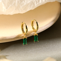 Anting-anting Huggie Berbentuk Persegi Panjang dengan Zirkonia Kubik yang Sedang Laris, Berlapis Emas Perak, Anting-anting Hoop dengan Zirkon Hijau Baguette.