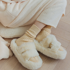 Chaussettes d'hiver Jingwen OEM en laine épaisse et chaude, couleur unie, style rétro, pour femmes - Product Image 2