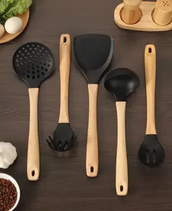 Commercio all'ingrosso manico in legno in silicone set da cucina cucchiaio per zuppa resistente al calore padella antiaderente per uso domestico cucchiaio