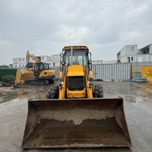 Retroexcavadora JCB 3CX amarilla con tracción en las cuatro ruedas, con cucharón frontal y brazo excavador trasero para uso en obras de construcción. - Product Image 6