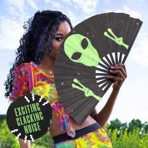 Éventail pliant imprimé Alien en tissu noir avec signe de paix lumineux UV pour fêtes, festivals, cosplay et événements estivaux - Product Image 3