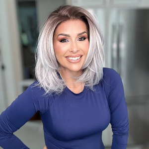 Perruque synthétique frontale 13x4 à dentelle transparente, fibre Futura naturelle, ombré gris, avec bonnet en filet ajustable – Meilleures ventes - Product Image 1