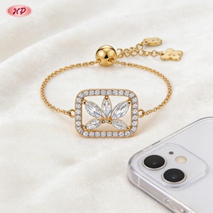 Bracelet de poignet délicat et élégant en laiton plaqué or 18 carats, avec cadre carré, feuille et zircone cubique, chaîne coulissante réglable, bijou de main tendance - Product Image 4