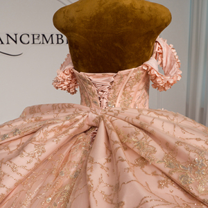 ชุดราตรีงาน Quinceanera รุ่น Lsdz011-Pz สีพีช ดีไซน์หรูหรา ผ้าชีฟอง ทรงบอลกาวน์ ช่วงตัวเสื้อจับจีบ คอรูปหัวใจ สายคล้องไหล่แบบวัตโต้ ชายกระโปรงยาวประดับลูกปัด - Product Image 2