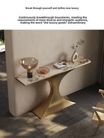 Console de luxe moderne en panneau composite or champagne avec élégante porte de placard d'entrée et accès mural