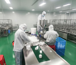 Huile de graines de <span class=keywords><strong>Moringa</strong></span> pure et naturelle pressée à froid pour les soins de la peau, hydratant visage, sérum anti-âge, huile de support - Product Image 6