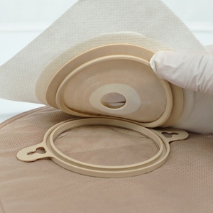 Système de poche de colostomie/ostomie drainable en deux parties, filtre à charbon actif, doublure non tissée/PE, fermeture à pince, tailles 50-70 mm - Product Image 4