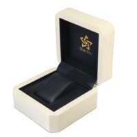 Boîte de rangement pour montres en bois blanc, finition mate, intérieur en cuir avec coussin pour montre, logo personnalisé pour l'emballage de marques de montres haut de gamme