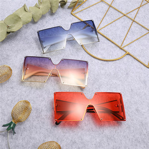 2020 mode Unisexe Siamois <span class=keywords><strong>Lunettes</strong></span> De Soleil Carrées Surdimensionnées <span class=keywords><strong>Lunettes</strong></span> <span class=keywords><strong>Vintage</strong></span> Femmes <span class=keywords><strong>Lunettes</strong></span> Cadre En Alliage Marée Imprimé <span class=keywords><strong>Lunettes</strong></span> De Soleil - Product Image 2