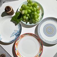 Assiettes de présentation en céramique de luxe à bord doré, assiettes de dîner en porcelaine à motif marbre et géométrique de style européen pour la décoration de table d'hôtel et de maison