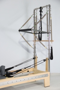 Reformer Pilates portable de haute qualité en forme de demi-trapeze avec lit en bois d'érable, rail complet et fonctions d'exercices corporels - Product Image 3