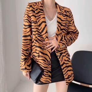 Nuovo stile <span class=keywords><strong>Blazer</strong></span> in abiti da <span class=keywords><strong>donna</strong></span> <span class=keywords><strong>a</strong></span> strisce di tigre cappotto <span class=keywords><strong>a</strong></span> bottone singolo per donne colore puro autunno <span class=keywords><strong>donna</strong></span> vestiti - Product Image 2