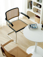 Chaise de salle à manger au design minimaliste avec pieds noirs robustes et assise en bambou et plastique, idéale pour la maison, le bureau, le bar ou le restaurant