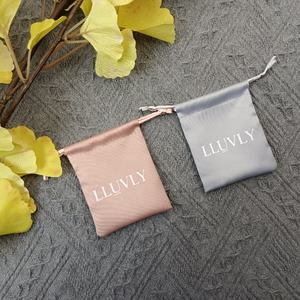 Pochette à bijoux en satin de soie sérigraphiée personnalisable pour emballage de cadeau de fête de mariage avec rangement pour boucles d'oreilles et bagues - Product Image 2