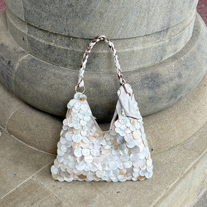 Pochette de soirée élégante en acrylique tissé, ornée de perles et de sequins, confectionnée à la main, design de niche français, en polycoton - Product Image 3