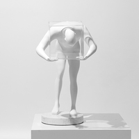 Statue de corps humain moderne et minimaliste avec couverture en acrylique