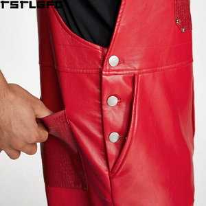 Peto de cuero sintético rojo para hombre con bolsillos de solapa, tirantes ajustables, paneles texturizados, pierna recta, estilo urbano, venta al por mayor personalizada - Product Image 4