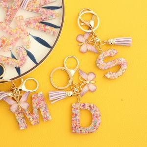 พวงกุญแจตัวอักษรแฟชั่นอะคริลิคพร้อมจี้สีชมพูหิมะที่เติมเต็ม26ตัวอักษรพวงกุญแจตัวอักษรเรซิ่นสำหรับกระเป๋าเงินผู้หญิง - Product Image 4