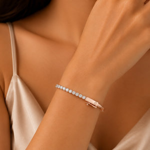 Bracelet en argent et diamants pour femme, orné de pierres rondes taille brillant et doté d'un fermoir sécurisé, bijou de poignet élégant - Product Image 3