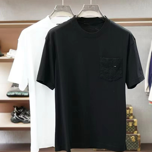 เสื้อยืดคอกลมผ้าคอตตอนหนา 350 กรัม แบบทอเรียบ ปักลายกากบาทที่กระเป๋าเสื้อ ตกแต่งแผ่นโลหะ สำหรับผู้ชายและผู้หญิง (แบบดรอปชิป) - Product Image 1