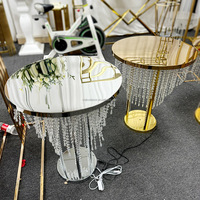 Table de gâteau de mariage décorée en or de haute qualité Tables d'affichage de style moderne pour les banquets, les fêtes et les événements Offre promotionnelle