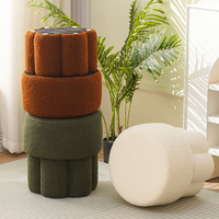 Tabouret en bois moderne et minimaliste en polaire corail, idéal pour la maison, la salle de bain, l'entrée, le maquillage ou comme tabouret de salon.