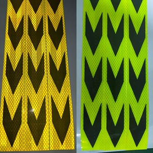 מדבקת רפלקטיבית בצורת חץ בצבעים צהוב-ירוק-שחור, פלורסנטית, פריזמטית, לסימון בטיחות משאיות, מתוצרת LU Factory, איחוד האמירויות הערביות - Product Image 4