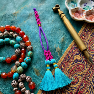 Décoration murale bohème en macramé avec pompons turquoise et décorations perlées pour salon intérieur - Product Image 1