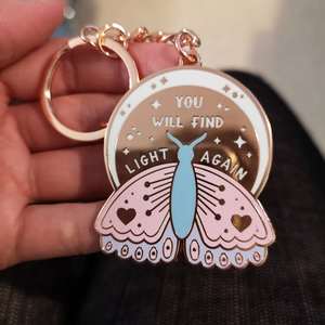 Llavero esmaltado con recordatorio de salud mental positivo, llavero de aliento que te anima a encontrar la luz de nuevo hecha de metal - Product Image 4