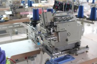 Machine à coudre surjeteuse semi-automatique informatisée à lit cylindrique pour la pose de cols ronds DS-8100-04DM2-24-7-P-AC