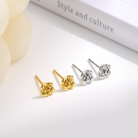 Zierliche Gold Vermeil S925 Silber Rosen-Ohrstecker Sterling Silber Skulpturierte Blumen-Ohrstecker