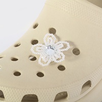 Breloques en plastique nacrées en forme de nœud et de rose pour sabots, décorations de chaussures à chaîne détachable, accessoires DIY pour Crocs