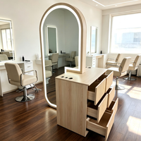Station de coiffure autoportante en bois clair avec miroir LED arqué éclairé