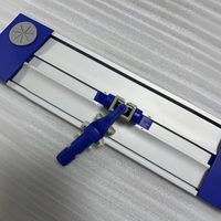 Cadre de balai à poussière en aluminium - 360 °   Articulation pivotante et clips en plastique bleu, idéaux pour le nettoyage des sols dans les hôtels, hôpitaux, centres commerciaux et aéroports