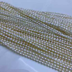 Perles de riz d'eau douce WENCHI 1024, blanches naturelles, assortiment 2,5-3-4 mm, brin de 36-37 cm - Product Image 3