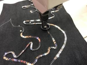 <span class=keywords><strong>Machine</strong></span> à broder à points de chaînette à commande manuelle pour vêtements industriels avec coupe-fil automatique et construction métallique durable - Product Image 4