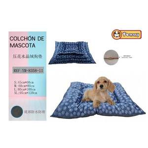 Set di Quattro Pezzi per Cuccia per Cani in Velluto Cristallo Goffrato Blu Scuro con Impronte per Comfort ed Eleganza - Product Image 1