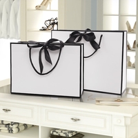 Sacs en papier écologiques blancs ivoire pour l'emballage de vêtements, sacs cadeaux en papier avec poignées en ruban noir