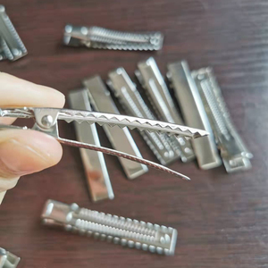 Pinza de pelo de cocodrilo de níquel con parte superior plana con dientes para proyectos de artes y manualidades - Product Image 1