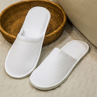 Chaussons d'hôtel jetables personnalisés blancs en tissu éponge écologique et polaire corail à bout ouvert pour invités