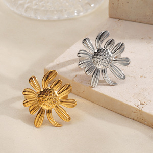 Bague pour femme en acier inoxydable, style simple, plaquée or 18 carats, avec motifs floraux et tournesol tendance - Product Image 1