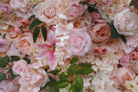 Rideau mural enroulable LEXI fait main avec fleurs artificielles roses pour cérémonie de mariage, fête, lieu événementiel et décoration intérieure